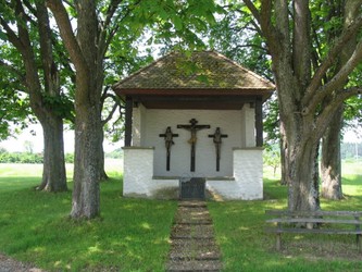 Wegkapelle mit Christus und den Schächern