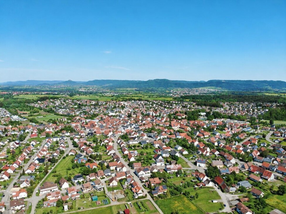 Luftbild der Stadt Geislingen mit der Schwäbischen Alb im Hintergrund